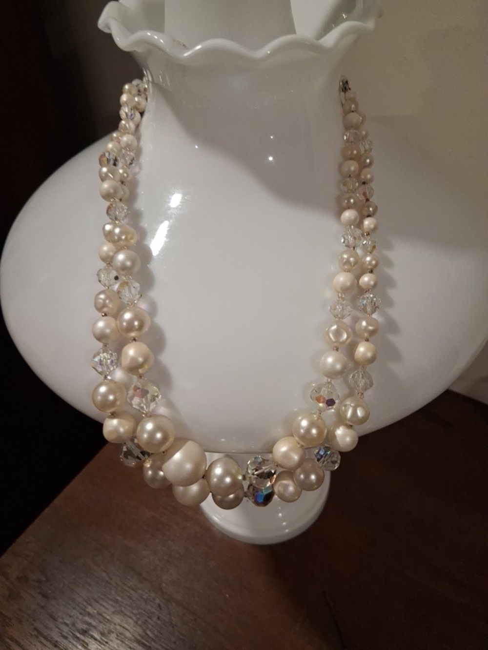 Elegant Pearl and Crystal Necklace in Cream - Iridesent